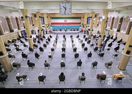 Teheran, Teheran, Iran. August 2021. Ein Handout-Bild, das vom Büro des Obersten Führers des Iran zur Verfügung gestellt wurde, zeigt den iranischen Obersten Führer Ayatollah ALI KHAMENEI (C, hinten), der während der Einweihungszeremonie für den neuen Präsidenten in Teheran spricht. Die iranischen Präsidenten werden zuerst vom obersten Führer, der laut Verfassung der eigentliche Staatschef ist, gebilligt und dann vor dem parlament den Eid ablegen. Ebrahim Raisi wurde als neuer Präsident der Islamischen Republik Iran eingeweiht, da das Land mit einer Wirtschaftskrise und der Pandemie des Coronavirus (COVID-19) konfrontiert ist. (Cre Stockfoto