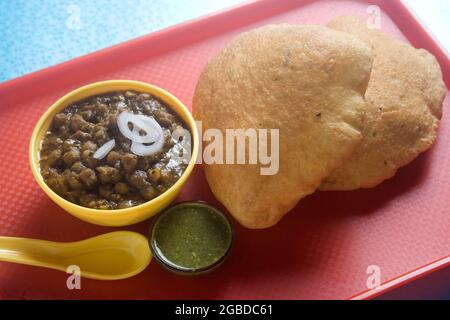 Chole-Bhature. Kichererbsen curry mit gebratenem Brot. Punjabi Frühstücksgericht. Indien-Essen Stockfoto