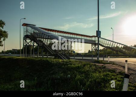 Blick auf den Fußgängerüberweg an einem Sommerabend. Das Foto wurde in Tscheljabinsk, Russland, aufgenommen. Stockfoto
