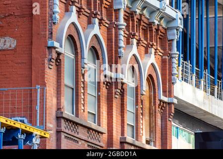 Niedrige Kolonialarchitektur an der Yonge Street im Stadtzentrum von Toronto, Kanada. Einige dieser Gebäude sind als Erbe bezeichnet, aber der Mensch Stockfoto