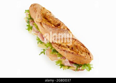 Leckeres U-Boot-Sandwich in einem hohen Winkel mit Schinken- und Käsescheiben, serviert auf einem weißen Tisch Stockfoto