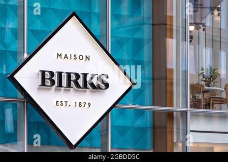 Schild oder Logo der Maison Birks Est. 1879 gesehen in Bloor Street West oder Yorkville in Toronto City, Kanada Stockfoto