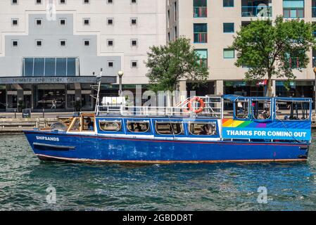 Touristenkreuzfahrt im Hafenviertel von Toronto, Kanada. Das Schiff hat Pride Regenbogenfarben und einen Text mit der Aufschrift "Danke fürs Kommen o Stockfoto