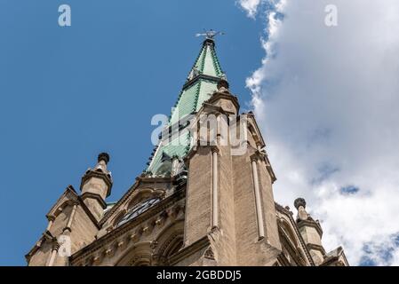 Low-Angle-Ansicht des Uhrturms in der Saint James Cathedral in Toronto, Kanada. Der berühmte Ort ist eine Touristenattraktion in der Innenstadt Stockfoto