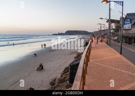 MONTANITA, ECUADOR - 30. JUNI 2015: Strandpromenade und Strand in Montanita, Ecuador Stockfoto