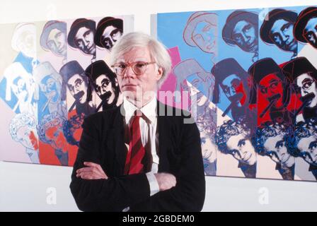 Amerikanischer Pop-Künstler Andy Warhol, Halbportrait vor Marx Brothers Siebdruck aus seiner Serie Ten Portraits of Jews of the Twentieth Century, Jewish Museum, New York City, New York, USA, Bernard Gotfryd, 1980 Stockfoto