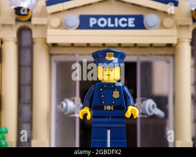 Tambow, Russische Föderation - 05. Juli 2021 Lego-Polizist, der draußen vor der Polizeistation steht Stockfoto