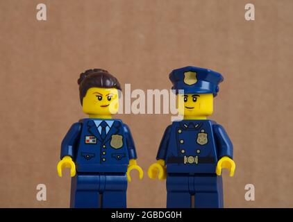 Tambow, Russische Föderation - 05. Juli 2021 zwei Lego-Polizisten vor braunem Hintergrund Stockfoto