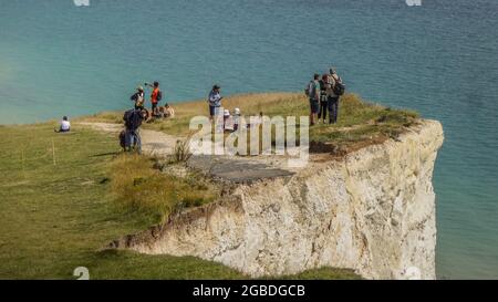 Eastbourne, East Sussex, Großbritannien. August 2021. Wechselnde Szenerie und unberührte weiße Kalkfelsen nach einem weiteren großen Felssturz östlich des Leuchtturms Belle Tout, einem Abschnitt des alten Pfades, der jetzt zum Strand unter uns abzweigt. Glücklicherweise trat der Fall in den frühen Morgenstunden des Freitags auf, so dass keine Personen in der Nähe des Randes anwesend waren. Weitere Stürze stehen unmittelbar bevor, da das Sedimentgestein durch starken Regen aufgeweicht wurde und weitere Risse offensichtlich sind. Kredit: David Burr/Alamy Live Nachrichten Stockfoto