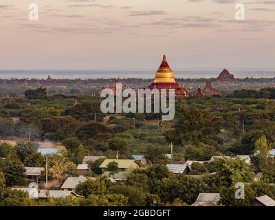 Panorama der Dhammayazika-Pagode in Bagan, während der Heißluftballon vorbeizieht Stockfoto