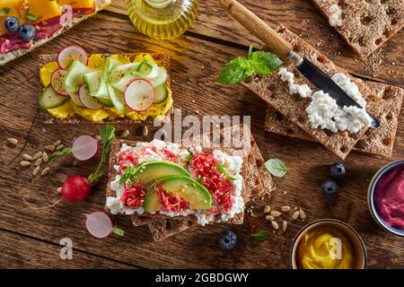 Draufsicht Aufnahme einer Anordnung verschiedener köstlicher Knäckebrot-Toasts mit Gemüse Stockfoto