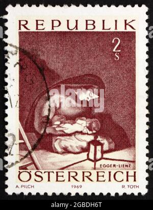 ÖSTERREICH - UM 1969: Eine in Österreich gedruckte Briefmarke zeigt Madonna, Gemälde von Albin Egger-Lienz, Weihnachten, um 1969 Stockfoto