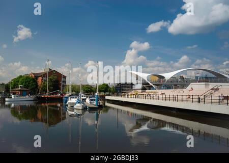 Blick über den Yachthafen mit Segelbooten, die an einem ruhigen Sommermorgen in Hull, Großbritannien, von der Fußgängerbrücke Murdoch's Connection flankiert sind. Stockfoto