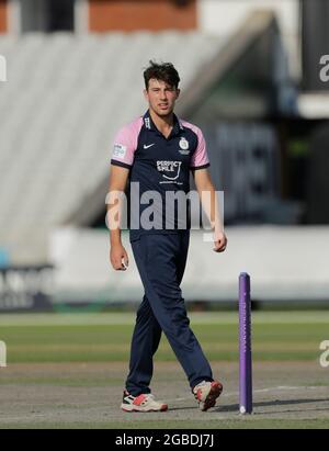 3. August 2021; Emirates Old Trafford, Manchester, Lancashire, England; Royal London Cup Cricket, Lancashire gegen Middlesex; Josh De Caires von Middlesex, der Sohn des ehemaligen englischen Kapitäns Mike Atherton Stockfoto