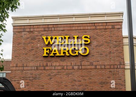 Kirkland, WA USA - ca. Juli 2021: Blick aus der Perspektive auf das Wells Fargo Bankgebäude an einem bewölkten Tag. Stockfoto