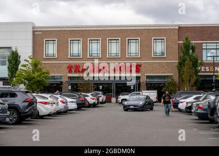 Kirkland, WA USA - ca. Juli 2021: Außenansicht eines Trader Joe's Lebensmittelladens an einem bewölkten Tag. Stockfoto