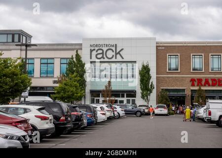 Kirkland, WA USA - circa July 2021: Straßenansicht eines Nordstrom Rack Discountkleiderladens in der Gegend von Totem Lake. Stockfoto