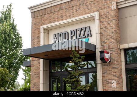 Kirkland, WA USA - ca. Juli 2021: Blick aus der Nähe auf ein Mod Pizza Restaurant in Totem Lake. Stockfoto