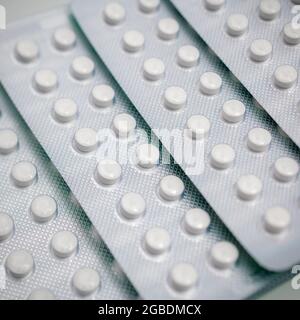 Stilisierte quadratische Schuss von runden Vitamin D 3 Pillen von der britischen neutraceuticals Firma Vitabiotics Ltd. Beispiel von Blisterverpackungen & Nahrungsergänzungsmittel. Stockfoto