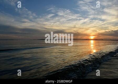 Farbenfroher Sonnenuntergang über den Wellen Stockfoto