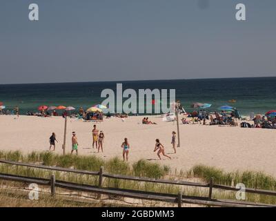 Beachvolleyballspieler genießen ein Spiel am Strand in Ocean County, New Jersey. Stockfoto