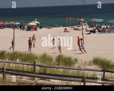 Beachvolleyballspieler genießen ein Spiel am Strand in Ocean County, New Jersey. Stockfoto