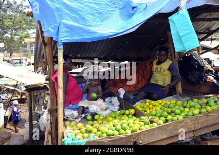 Händler auf dem Banda Markt im Wakiso Bezirk. Uganda. Stockfoto