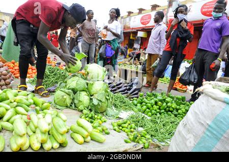 Gemüse und Obst werden auf dem Nakasero-Markt in Kampala City verkauft. Uganda. Stockfoto