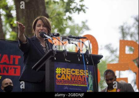 Washington, Usa. August 2021. Senatorin Amy Klobuchar, D-Minn., spricht bei einer Wahlrechtskundgebung, die von den Progressiven Demokraten Amerikas und der Declaration for American Democracy Coalition veranstaltet wird und das Ende der Senatsfilibuster und die Unterstützung des for the People Act im US-Kapitol in Washington, DC, fordert. 3. August 2021. Foto von Bonnie Cash/UPI Credit: UPI/Alamy Live News Stockfoto