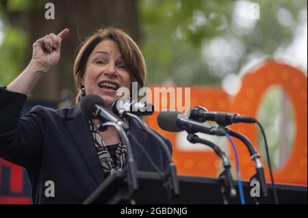 Washington, Usa. August 2021. Senatorin Amy Klobuchar, D-Minn., spricht bei einer Wahlrechtskundgebung, die von den Progressiven Demokraten Amerikas und der Declaration for American Democracy Coalition veranstaltet wird und das Ende der Senatsfilibuster und die Unterstützung des for the People Act im US-Kapitol in Washington, DC, fordert. 3. August 2021. Foto von Bonnie Cash/UPI Credit: UPI/Alamy Live News Stockfoto