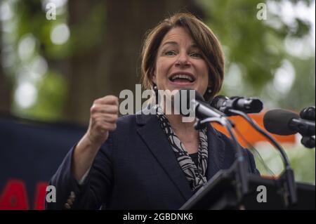 Washington, Usa. August 2021. Senatorin Amy Klobuchar, D-Minn., spricht bei einer Wahlrechtskundgebung, die von den Progressiven Demokraten Amerikas und der Declaration for American Democracy Coalition veranstaltet wird und das Ende der Senatsfilibuster und die Unterstützung des for the People Act im US-Kapitol in Washington, DC, fordert. 3. August 2021. Foto von Bonnie Cash/UPI Credit: UPI/Alamy Live News Stockfoto