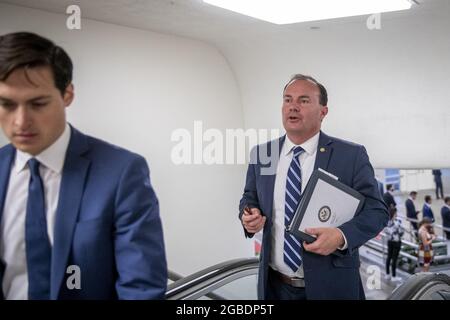 Der US-Senator Mike Lee (Republikaner von Utah) geht am Dienstag, den 3. August, während einer Abstimmung im US-Kapitol in Washington, DC, USA, durch die Senatsunterführung. 2021. Foto von Rod Lampey / CNP/ABACAPRESS.COM Stockfoto
