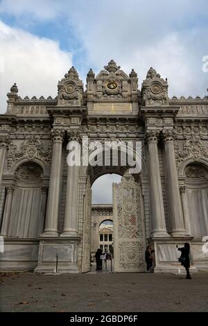 Türkei. November 2017. Außenfoto des Eingangstors am Dolmabahce-Palast, dem Verwaltungszentrum des Osmanischen Reiches aus dem 19. Jahrhundert, Istanbul, mit einer kleinen Anzahl von Personen im Vordergrund, 15. November 2017. (Foto: Smith Collection/Gado/Sipa USA) Quelle: SIPA USA/Alamy Live News Stockfoto