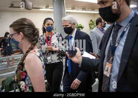 Der US-Senator Rob Portman (Republikaner von Ohio) geht am Dienstag, den 3. August, während einer Abstimmung im US-Kapitol in Washington, DC, USA, durch die Senatsunterführung. 2021. Foto von Rod Lampey / CNP/ABACAPRESS.COM Stockfoto