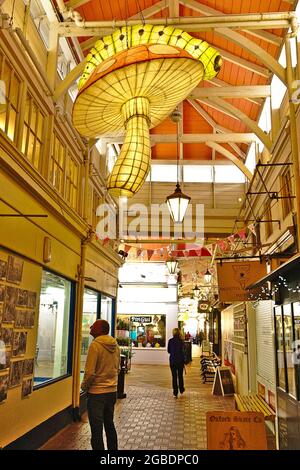 OXF, GROSSBRITANNIEN - 01. Aug 2019: Die Laternen, die die Figuren von Alice im Wunderland auf dem Oxford Covered Market, Oxford, DARSTELLEN Stockfoto