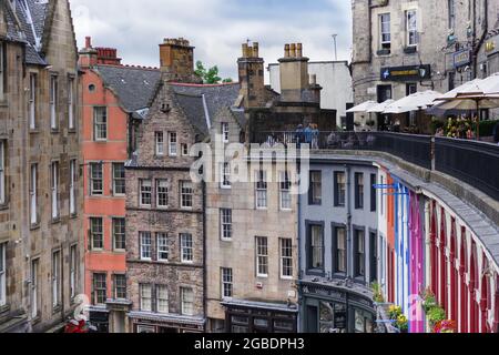 Malerische historische Stadthäuser im Zentrum von Edinburgh / Grassmarket - Schottland, Großbritannien Stockfoto