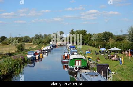 CHELMSFORD, GROSSBRITANNIEN - 17. Jul 2020: Ein heller, sonniger Tag mit bunten Booten auf dem Fluss Chelmer in Sandford Mill Lock, Chelmsford, Großbritannien Stockfoto