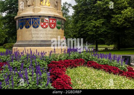 Breda, Niederlande 28. Juni 2021. Baroniemonument Detail im Park Valkenberg umgeben von Bäumen, Blumen und viel Grün. Es erinnert sich an die 500 Jahre Stockfoto