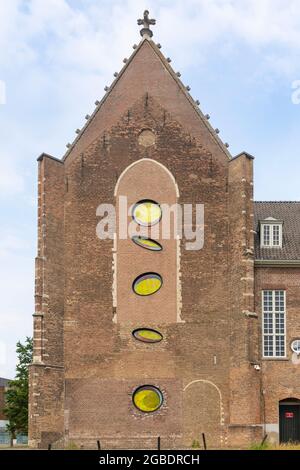 Breda, Niederlande 28. Juni 2021. Altes Kloster mit schönen neuen modernen Glasmalereien an der alten Außenfassade auf einem sonnigen, aber klo Stockfoto