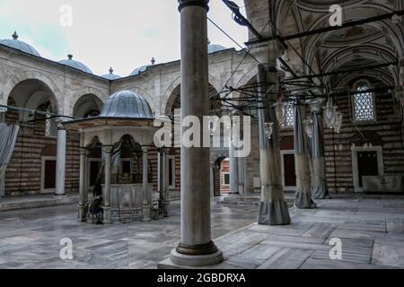 Türkei. November 2017. Landschaftsaufnahme eines Innenhofs in der Laleli-Moschee, Istanbul, Türkei, 22. November 2017. (Foto: Smith Collection/Gado/Sipa USA) Quelle: SIPA USA/Alamy Live News Stockfoto