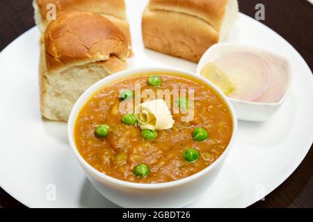 PAV Bhaji Indisches würziges Fast Food mit Brot Pav close-up in einer Schüssel auf dem Tisch. Stockfoto