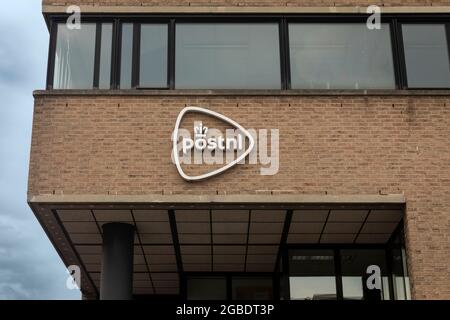 Breda, Niederlande 28. Juni 2021. Das Logo der nationalen und größten Postgesellschaft der Niederlande, postnl, auf der Fassade ihres Gebäudes Stockfoto