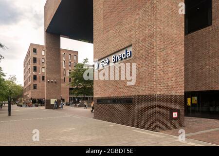 Breda, Niederlande 28. Juni 2021. Der Hauptbahnhof von Breda, einer niederländischen Stadt in Nordbrabant, mit dem NS-Logo und einer Uhr an der Backsteinmauer Stockfoto