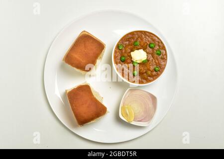 Ansicht Des Berühmten Indischen Essens Pav Bhaji Isoliert Auf Weißem Hintergrund Stockfoto