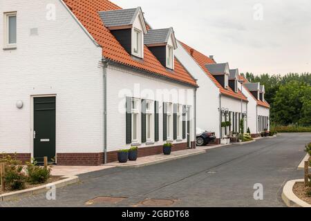 Thorn, Niederlande, 24. Juni 2021. Weiße, moderne Häuser mit orangefarbenem Dach in einem Dorf in Limburg, das für seine weißen Häuser und Gebäude bekannt ist. A s Stockfoto