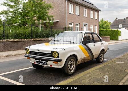 Thorn, Niederlande, 24. Juni 2021. Ein weißes Opel Kadett Yountimer Auto mit gelben, grauen und schwarzen Streifen in einer Straße mit Häusern und grün geparkt Stockfoto