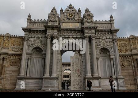 Türkei. November 2017. Außenfoto des Eingangstors am Dolmabahce-Palast, dem Verwaltungszentrum des Osmanischen Reiches aus dem 19. Jahrhundert, Istanbul, mit einer kleinen Anzahl von Personen im Vordergrund, 15. November 2017. (Foto: Smith Collection/Gado/Sipa USA) Quelle: SIPA USA/Alamy Live News Stockfoto