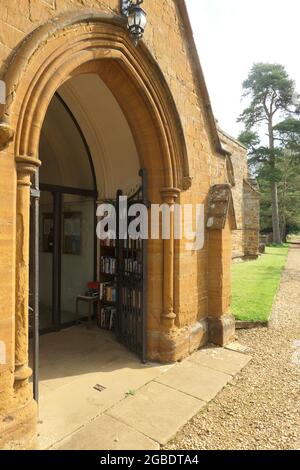 Eingangstür zur Kirche Diana Spencer Princess of Wales Church begraben in Crypt mit Vater Stockfoto