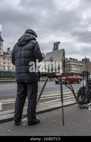 PARIS, FRANKREICH - 24. März 2020: Eine senkrechte Aufnahme eines Künstlers, der die Straßen von Paris malte Stockfoto