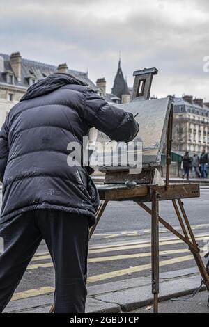 PARIS, FRANKREICH - 24. März 2020: Eine senkrechte Aufnahme eines Künstlers, der die Straßen von Paris malte Stockfoto